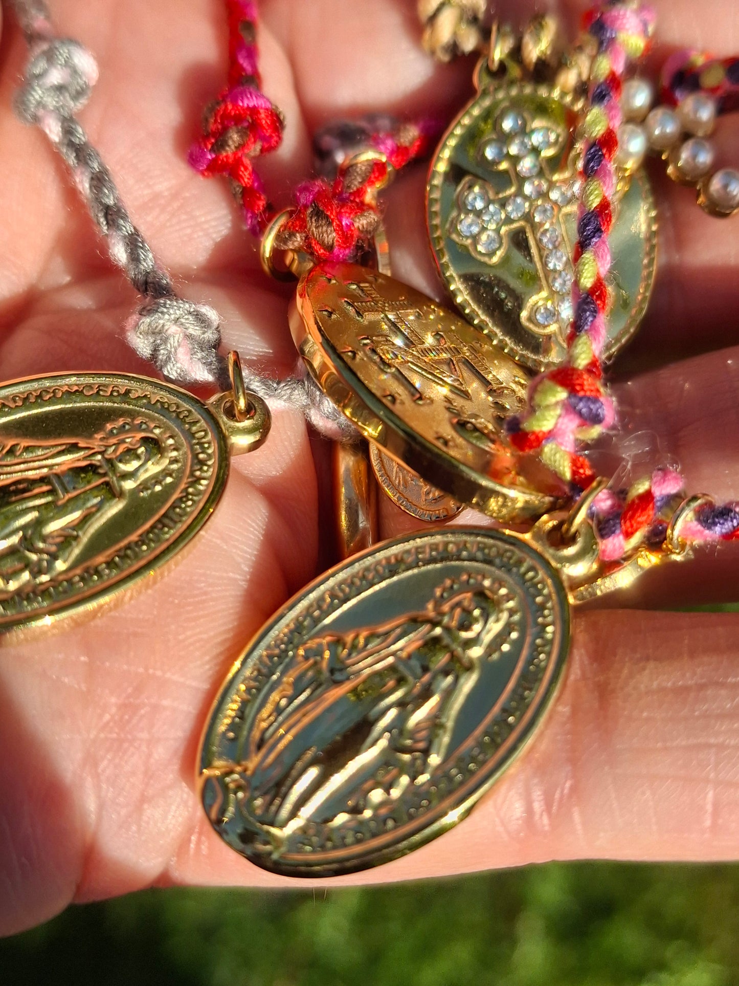 Handgefertigtes, verstellbares Halsband aus geflochtenem Kordel, Medaille mit Madonnenmotiv aus hochwertigem, poliertem Edelstahl 316.