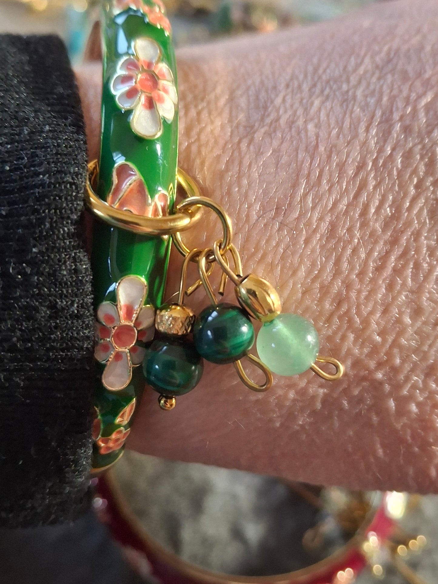 Joli jonc à ressort en email cloisonné motif fleurs et perles