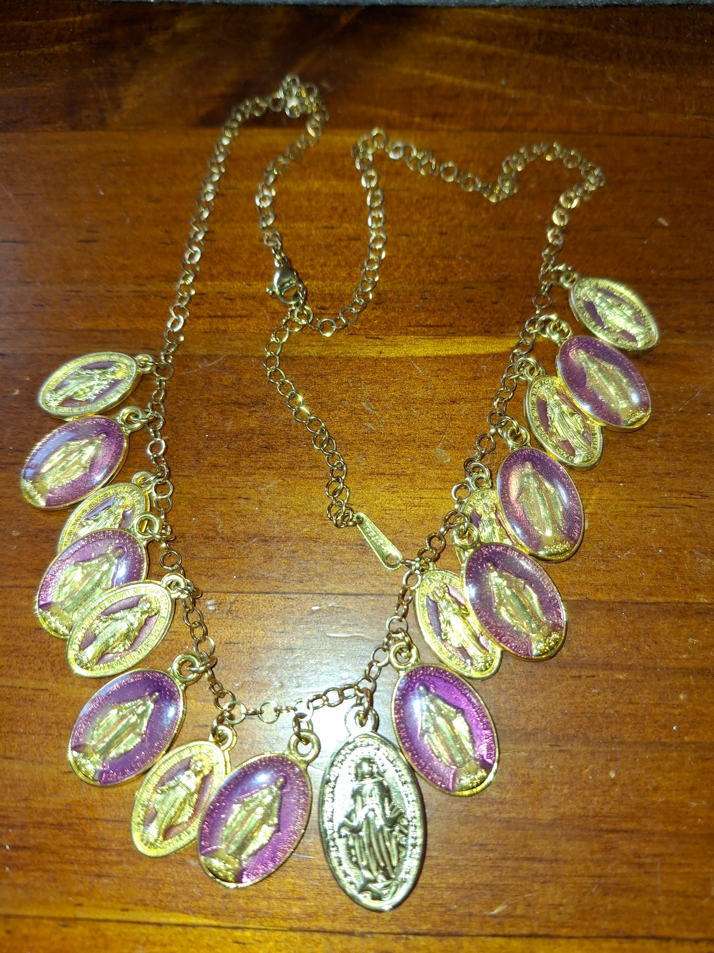 Collier chaîne rolo acier inoxydable stainless steel plaqué or 18K breloques madone handmade réglable