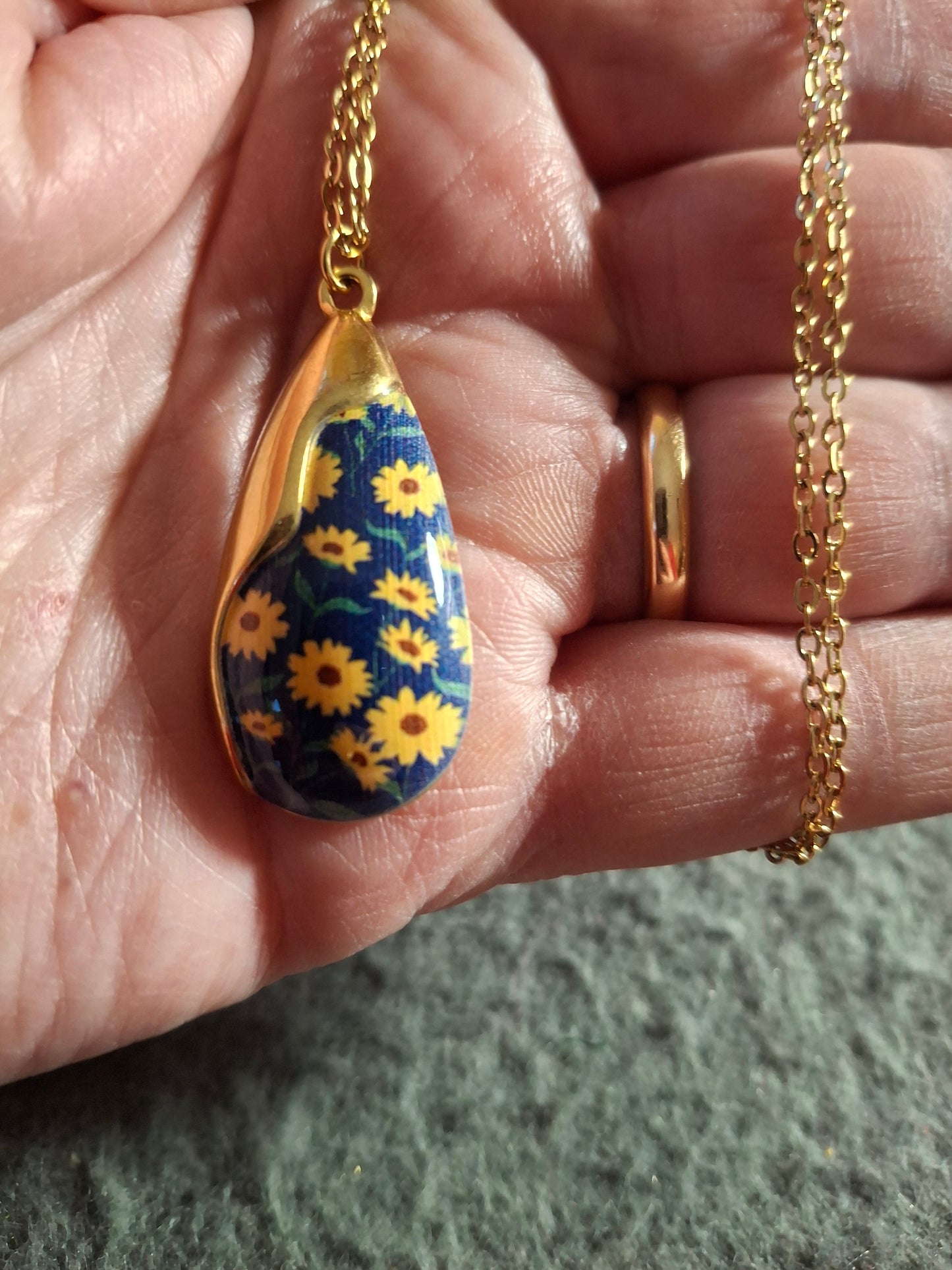 Collier chaîne dorée acier inoxydable stainless steel 316 pendentif goutte motif marguerite