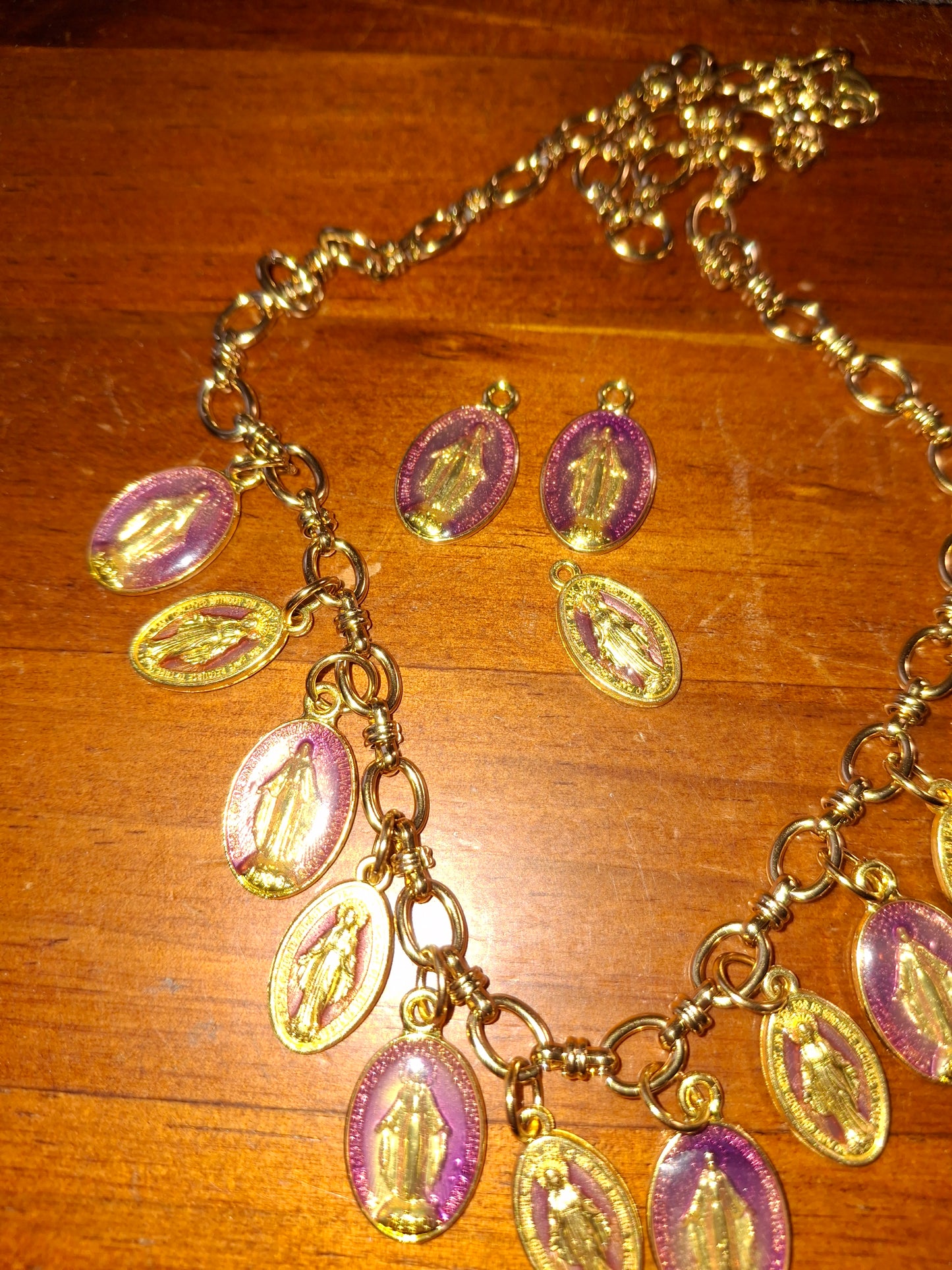 Verstellbare Panzerkette aus Edelstahl 316 mit vergoldeten Madonna-Anhängern aus Kupfer und Messing, handgefertigt