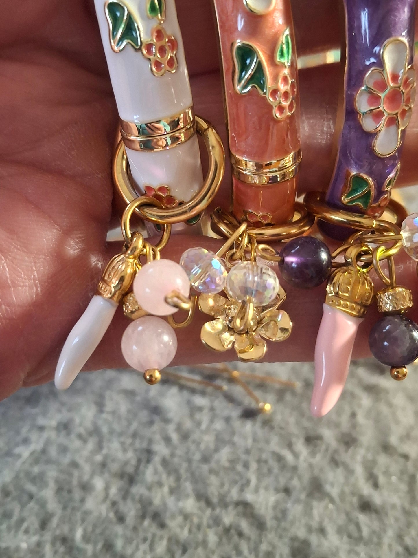 Joli jonc rigide à ressort en email cloisonné et breloques