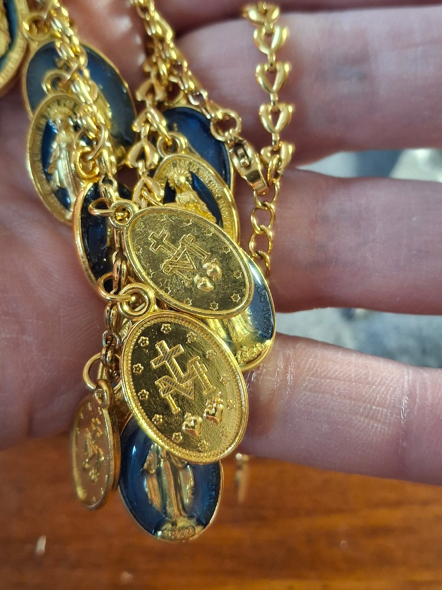 Collier chaîne dorée stainless steel motif cœurs et breloques madone handmade