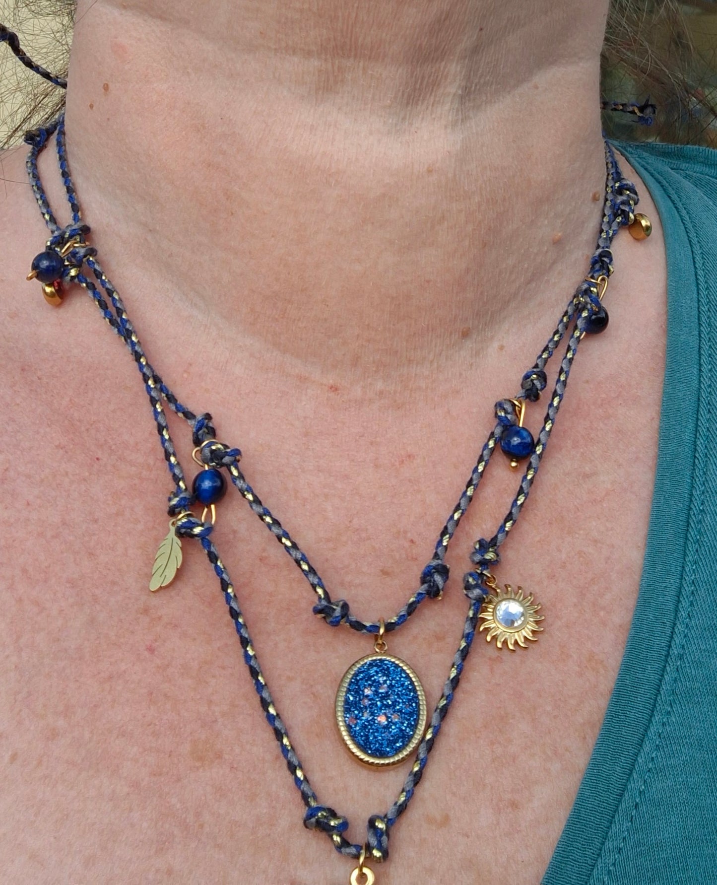 Handgefertigtes, hochwertiges, verstellbares Halsband aus geflochtenem Kordel.