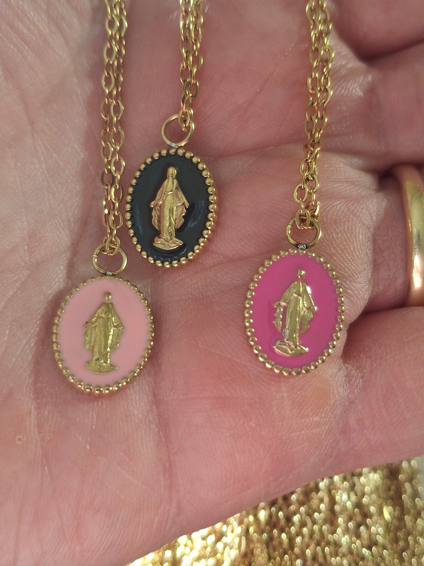 Stainless steel 316 chain necklace with gold-plated stainless steel 316 Madonna pendant