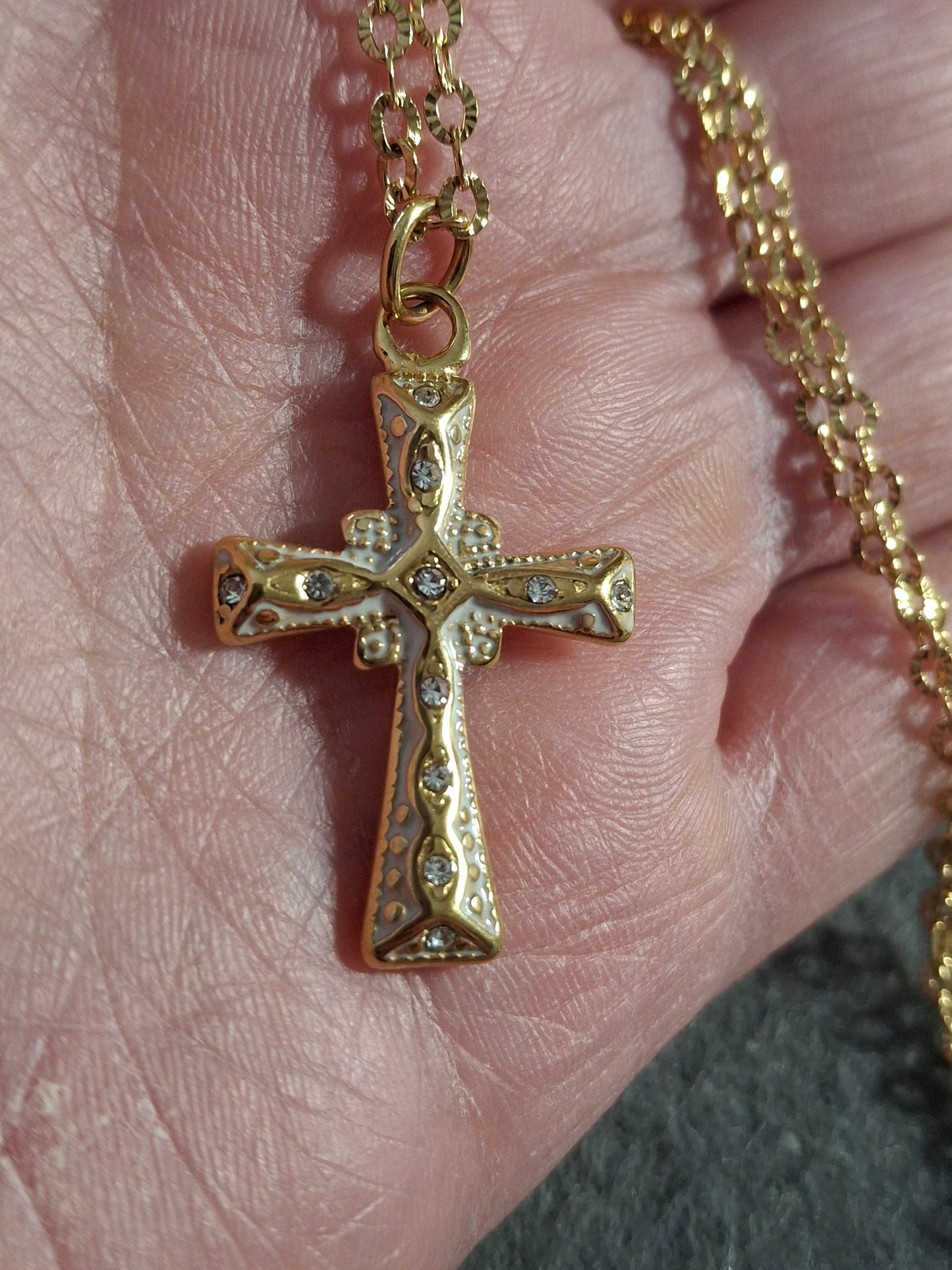 Collier chaîne dorée acier inoxydable stainless steel 316 pendentif croix stainless steel 316 email coloré blanc et zirconium