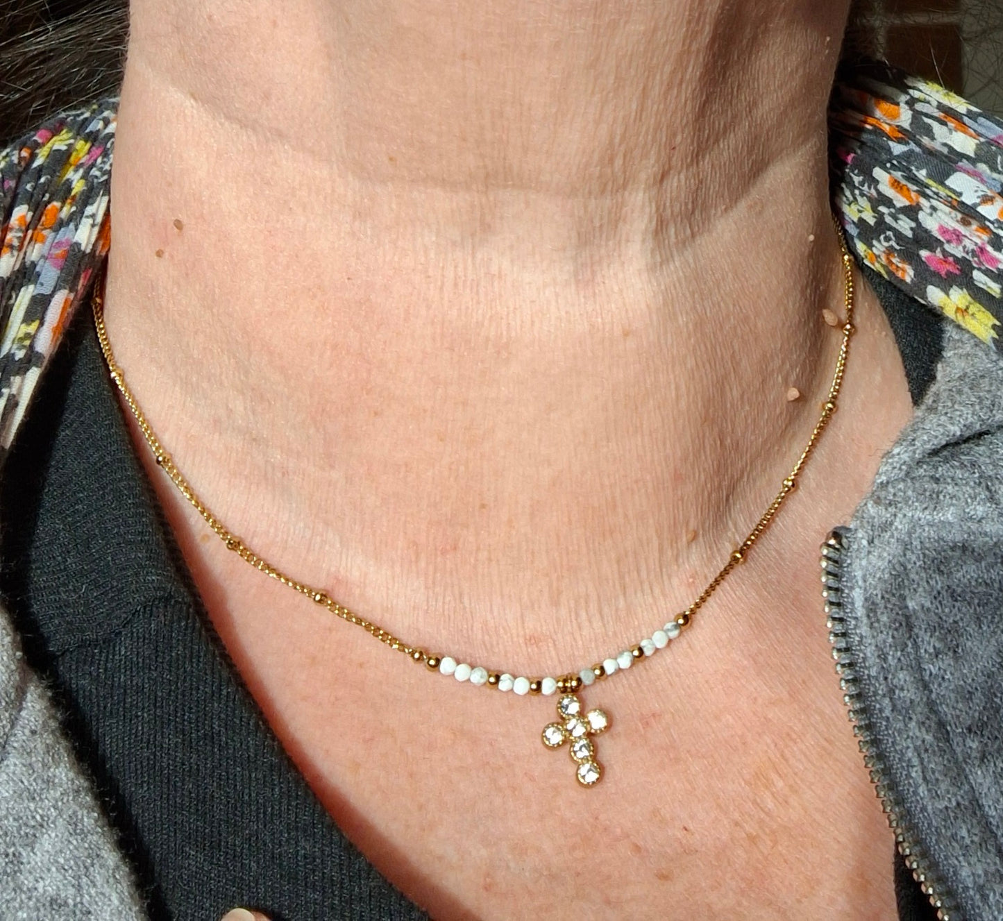 Collier chaîne dorée acier inoxydable stainless steel 316 ,perles, croix stainless steel plaqué or cristal ou email et zirconium réglable