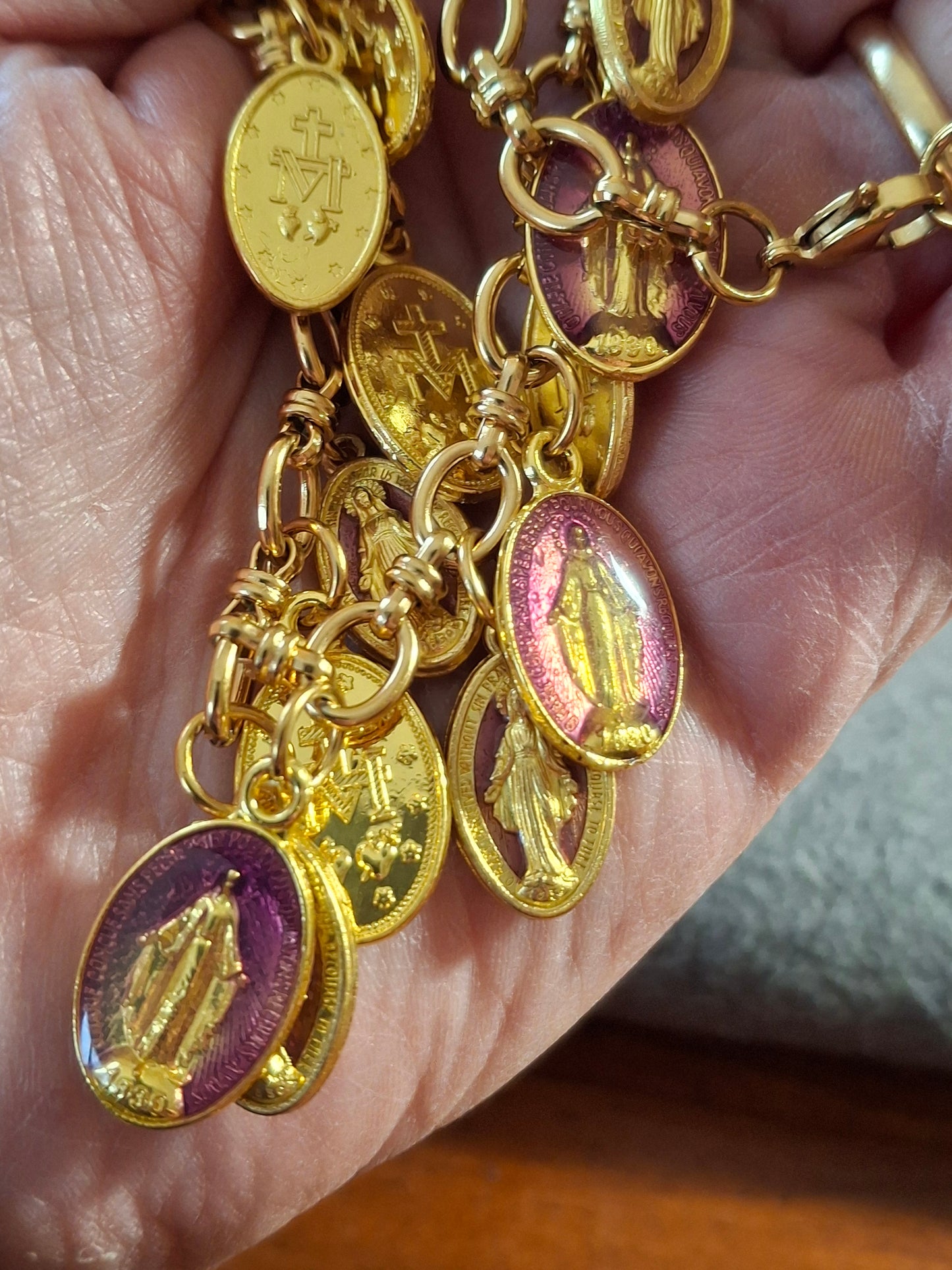 Verstellbare Panzerkette aus Edelstahl 316 mit vergoldeten Madonna-Anhängern aus Kupfer und Messing, handgefertigt