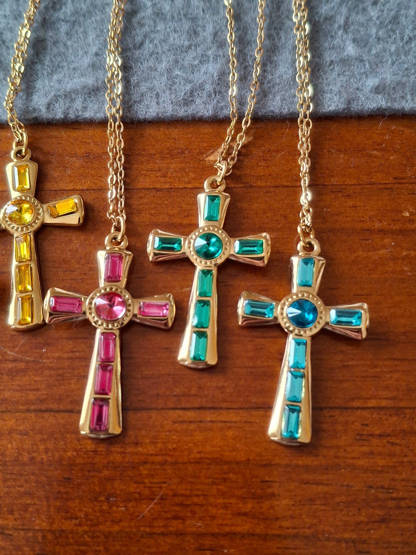 Halskette aus vergoldetem Edelstahl 316, Kreuzanhänger aus Edelstahl und 18-karätig vergoldeten Strasssteinen