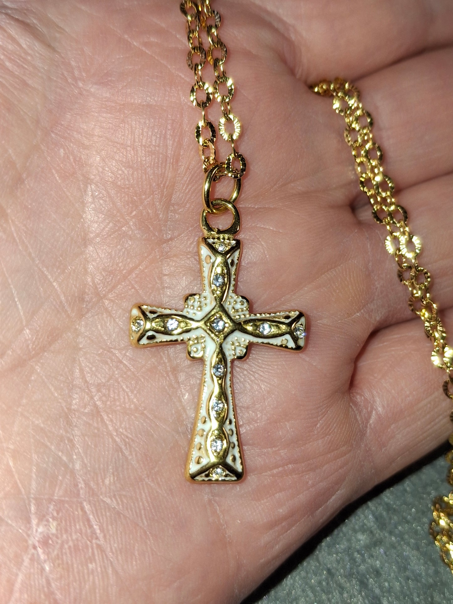 Collier chaîne dorée acier inoxydable stainless steel 316 pendentif croix stainless steel 316 email coloré blanc et zirconium