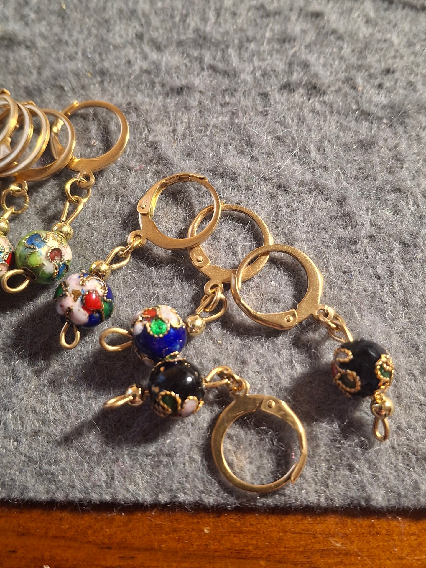 Boucles d oreilles mini creole et perle en émail cloisonné handmade