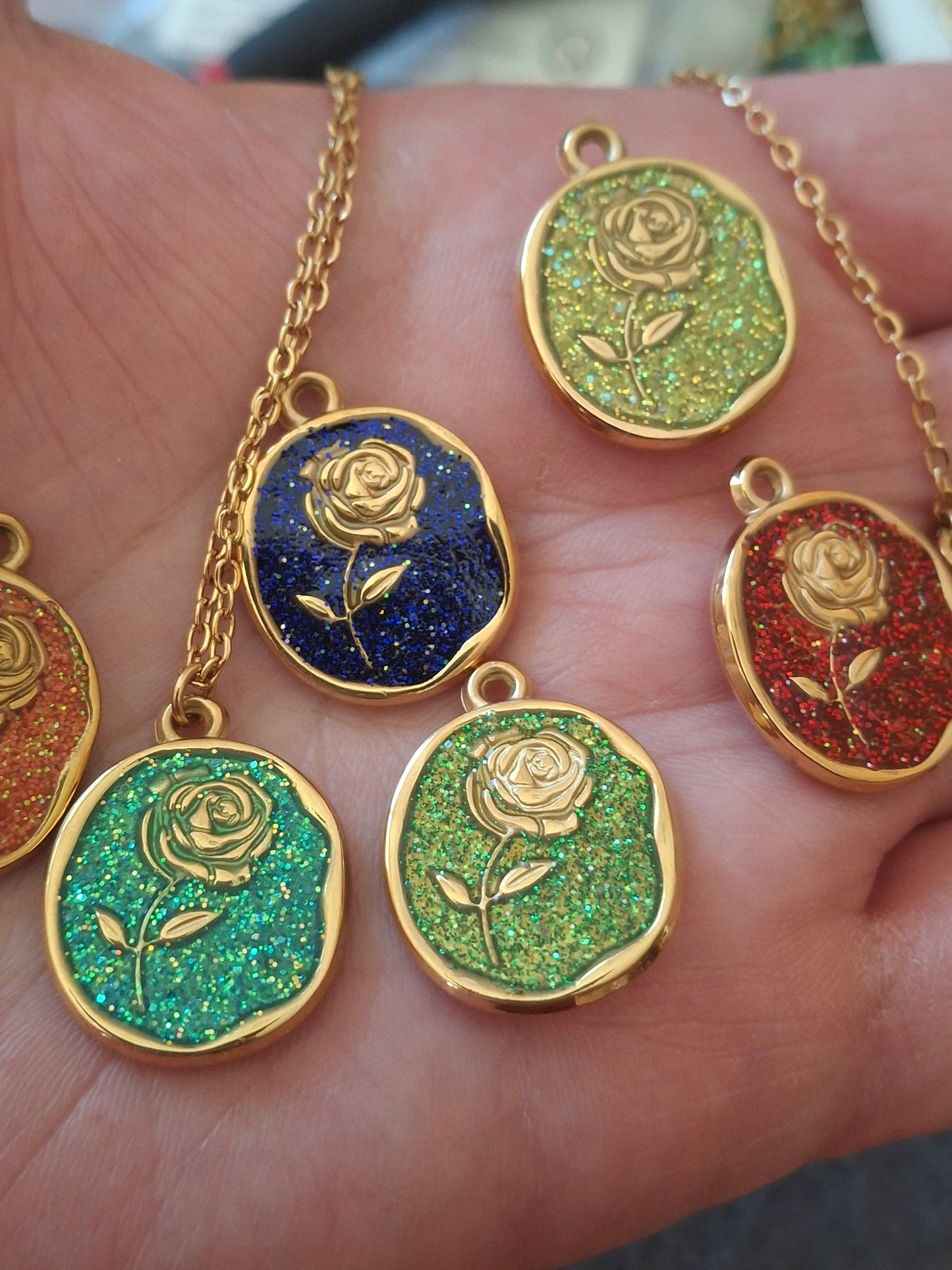 Collier chaîne dorée acier inoxydable stainless steel 316 ,pendentif stainless steel 316 médaille email coloré motif rose