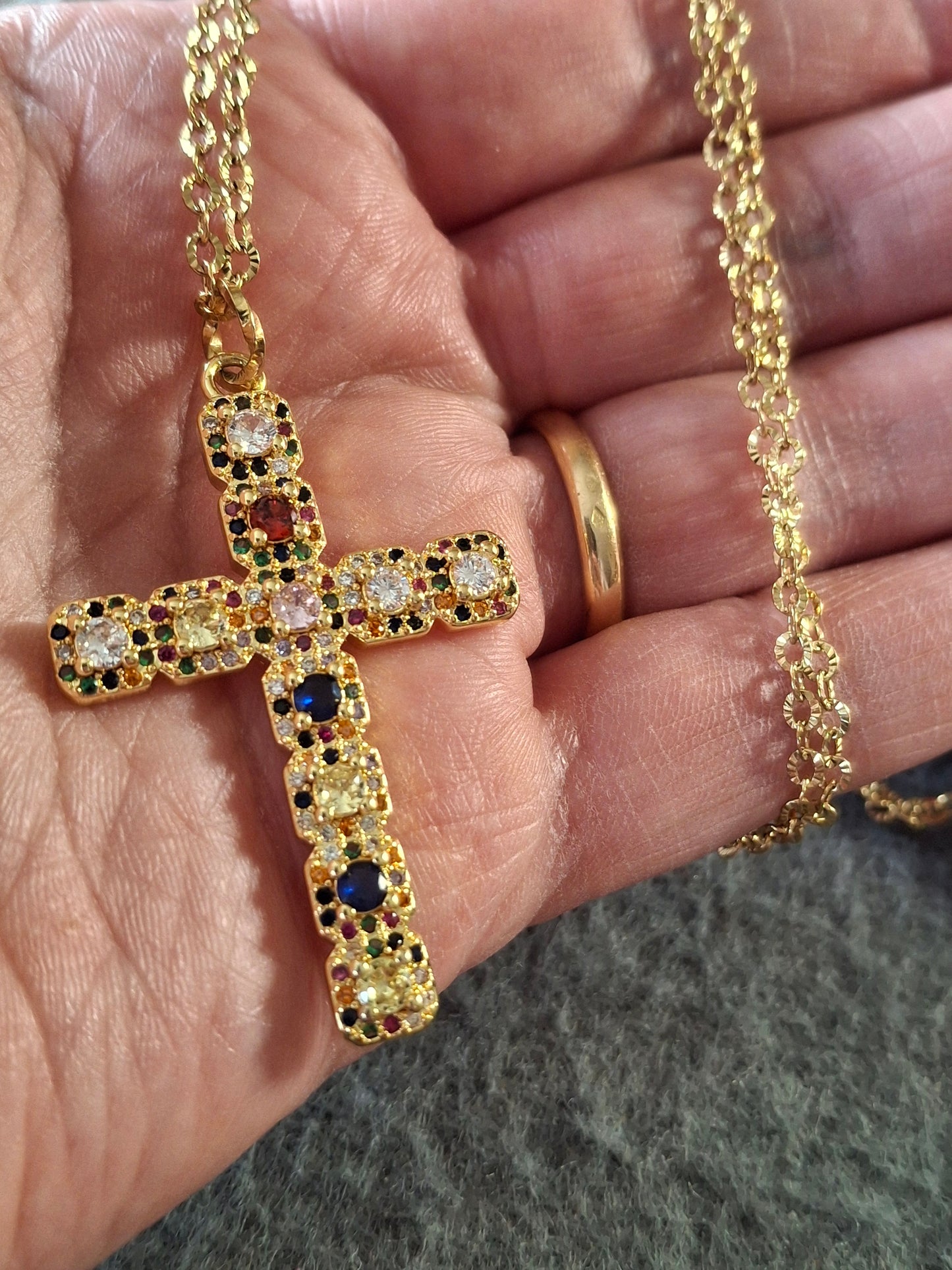 Collier chaîne dorée acier inoxydable stainless steel grande croix plaqué or 18K sertie zirconium AAA austrian