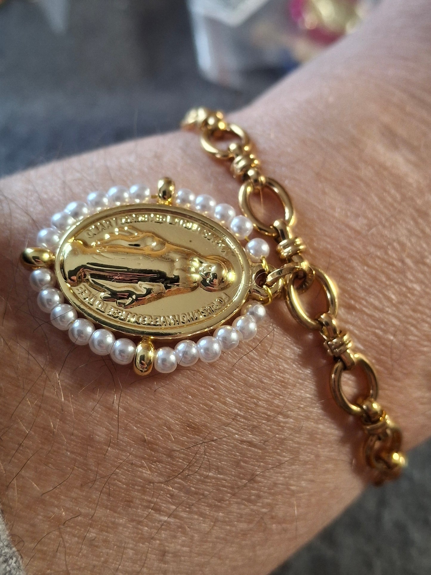 Bracelet chaîne maille gourmette acier inoxydable stainless steel 316 et grande médaille madone stainless steel et perles en cristal à facettes