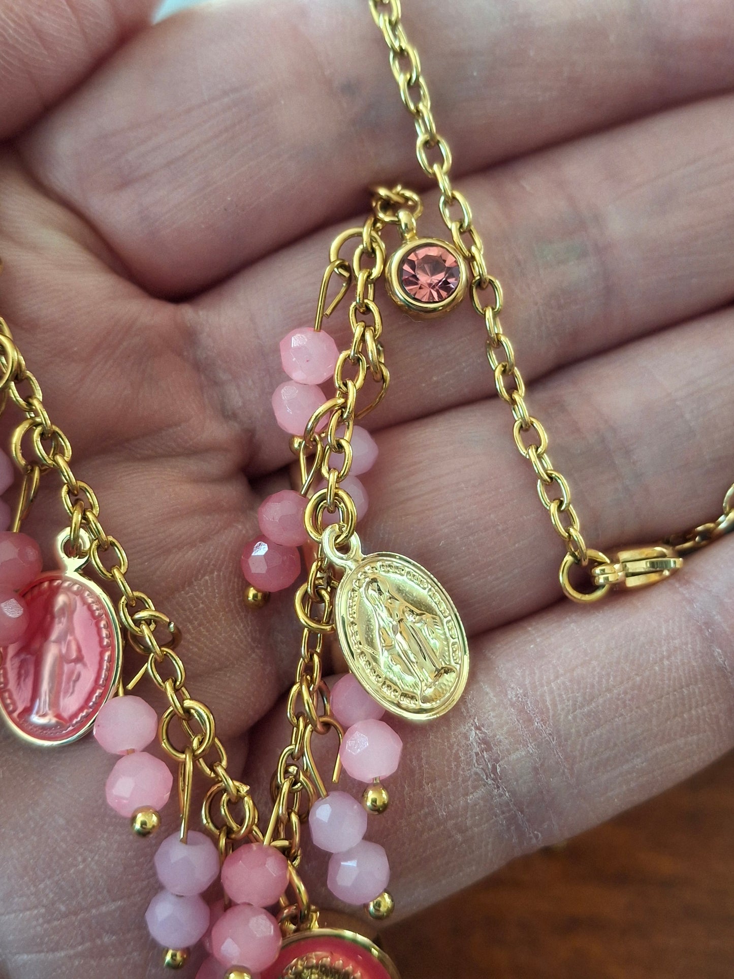 Halskette aus vergoldetem Edelstahl (316) mit Madonna-Anhängern und handgefertigten Perlen