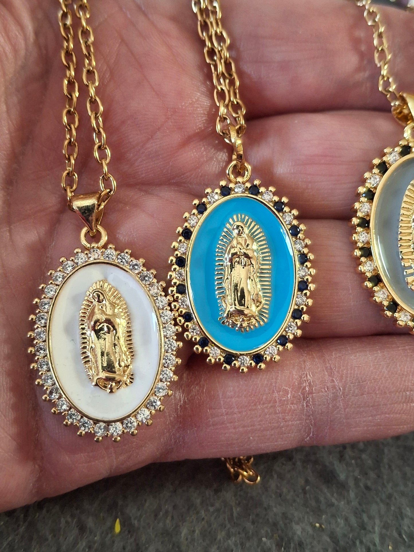 Collier chaîne dorée acier inoxydable stainless steel 316 et grande médaille madone vierge miraculeuse émaillée plaqué or 18K serti zirconium AAA austrian