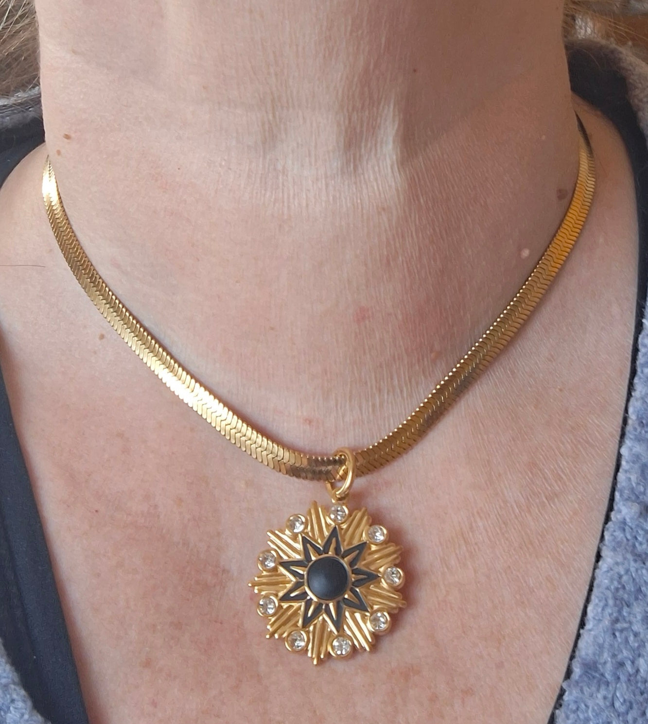 Beautiful necklace with a serpentine chain in 316 stainless steel and a large Polar Star pendant in 316 stainless steel.