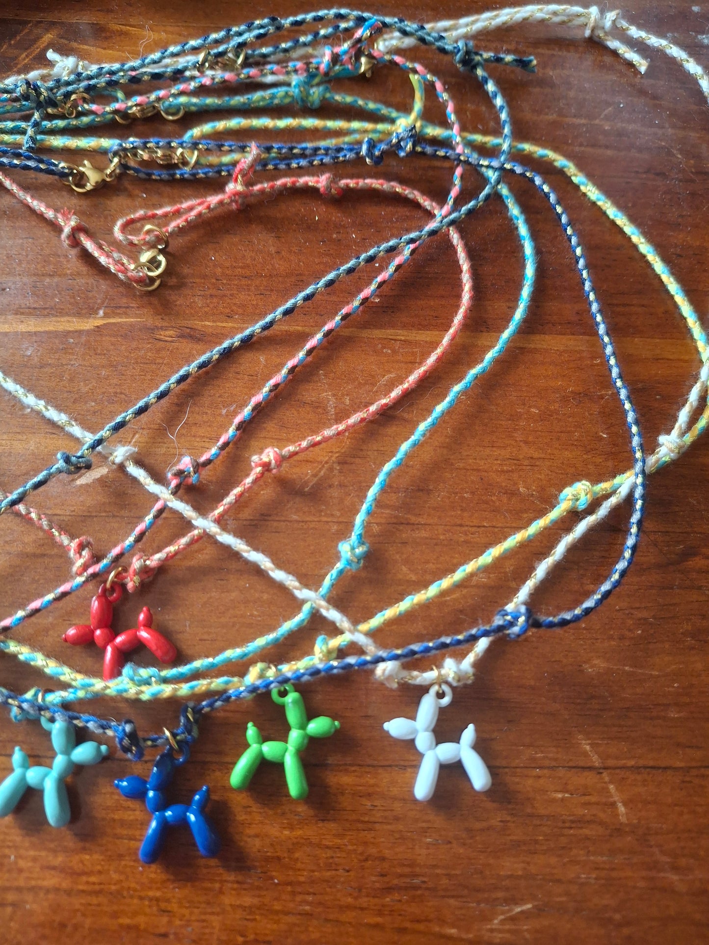 Handgemachte geflochtene Halskette mit Ballonhund