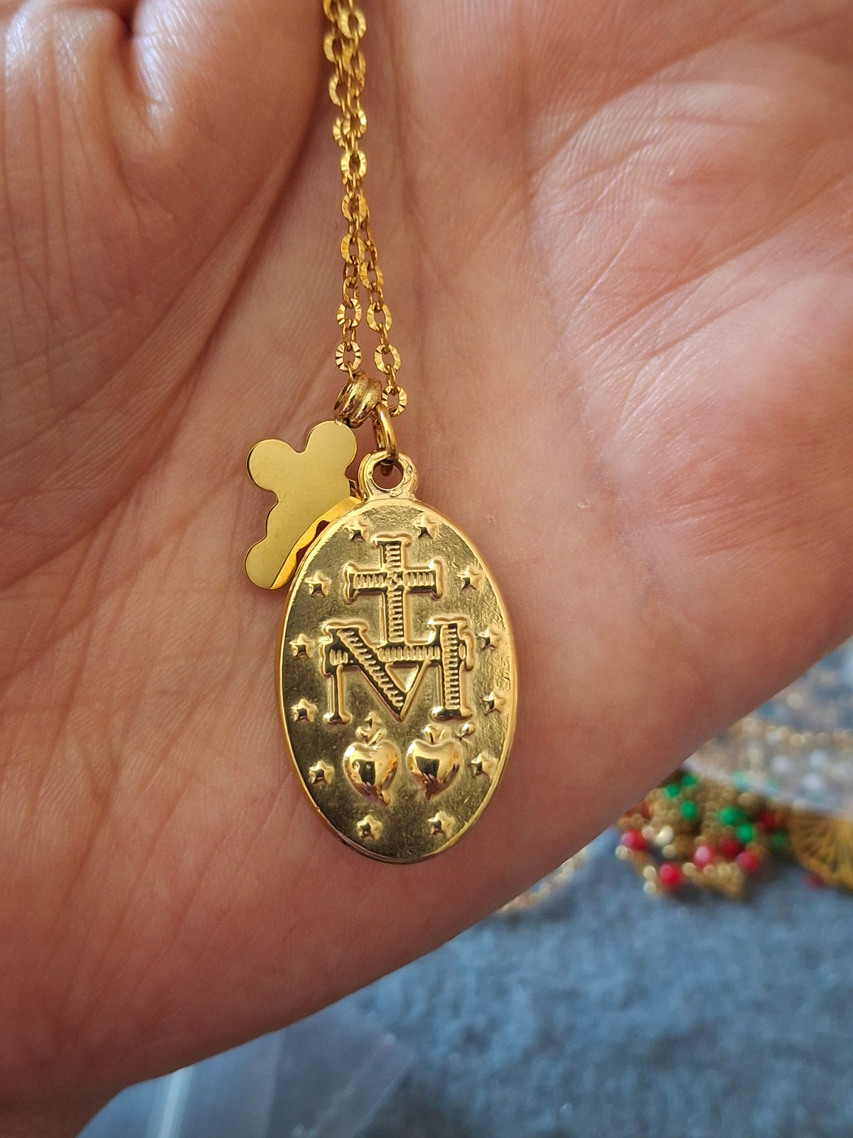 Collier chaîne dorée acier inoxydable stainless steel 316 striée, grand pendentif madone vierge miraculeuse stainless steel 316 polie et croix sertie cristal stainless steel 316