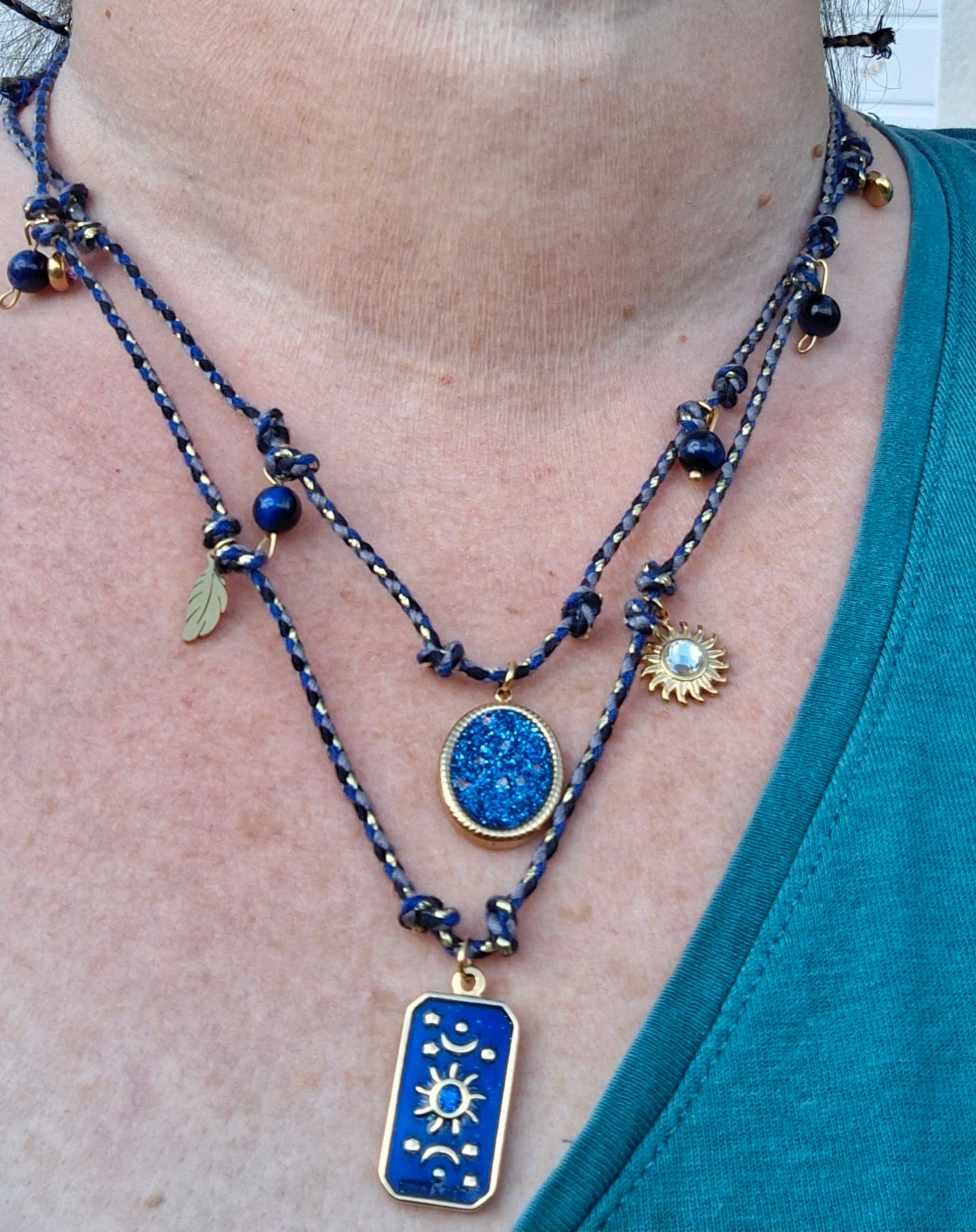 Handgefertigtes, hochwertiges, verstellbares Halsband aus geflochtenem Kordel.