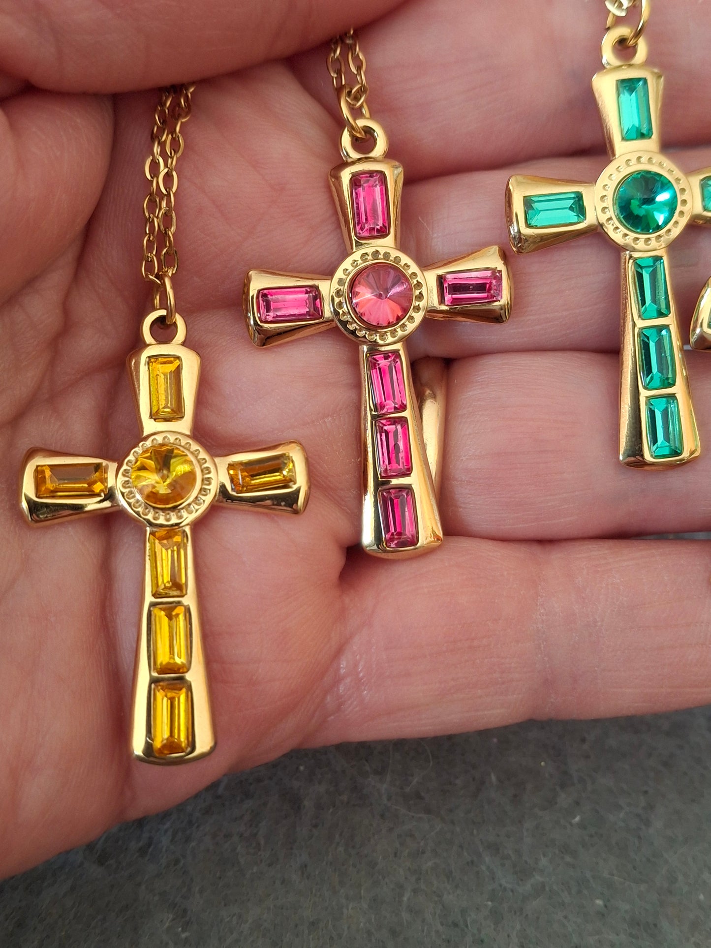 Halskette aus vergoldetem Edelstahl 316, Kreuzanhänger aus Edelstahl und 18-karätig vergoldeten Strasssteinen