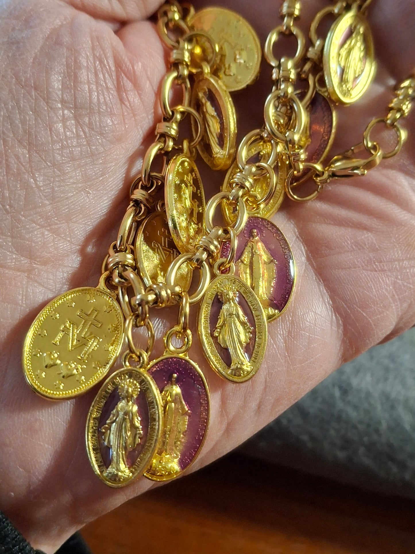Verstellbare Panzerkette aus Edelstahl 316 mit vergoldeten Madonna-Anhängern aus Kupfer und Messing, handgefertigt