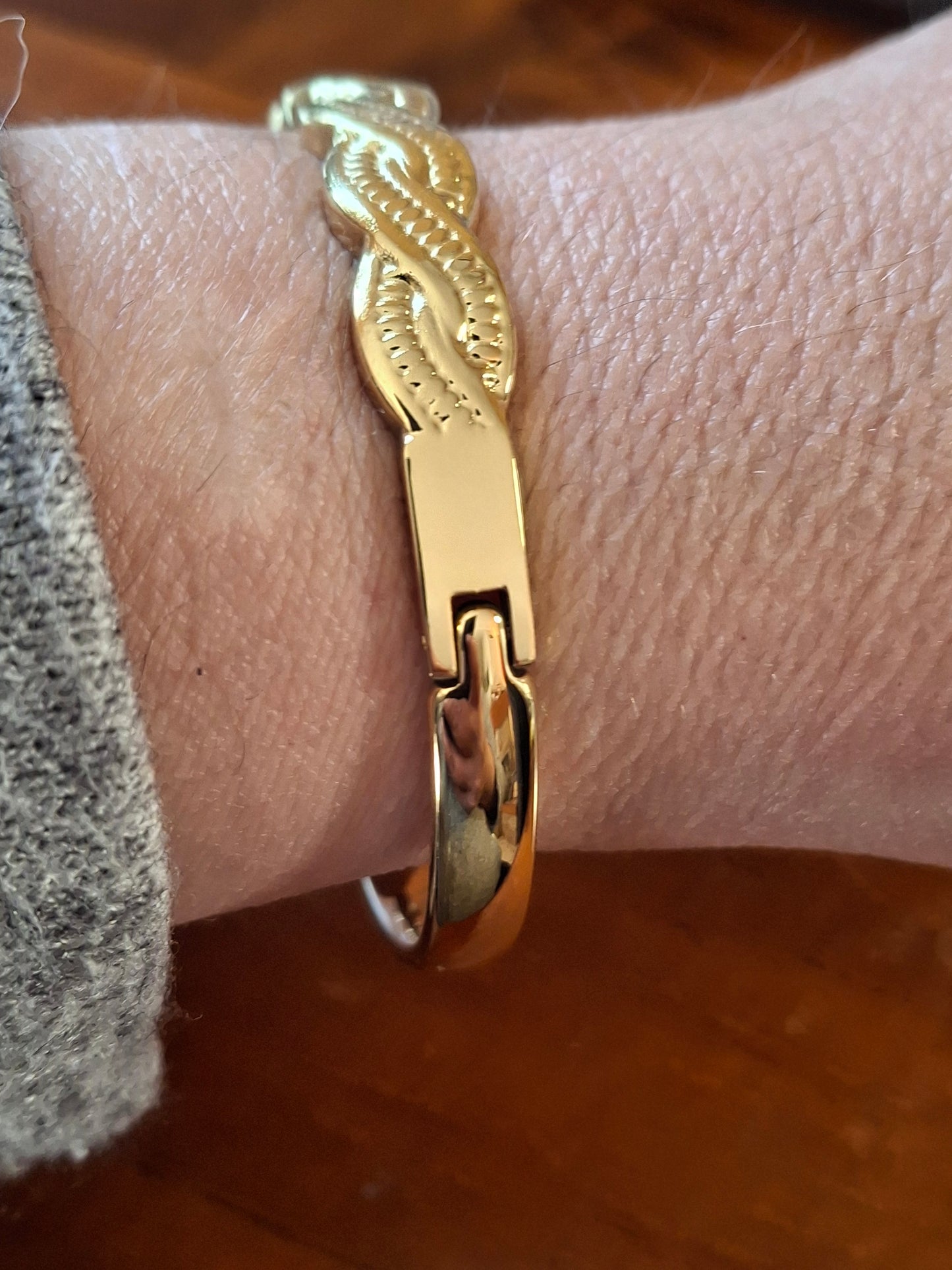 Schönes, steifes Armband aus Edelstahl 316.