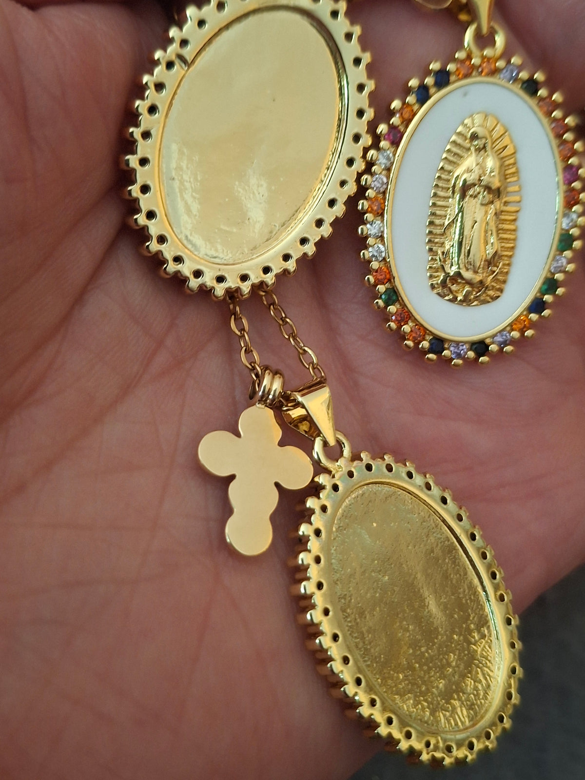 Collier chaîne dorée acier inoxydable stainless steel médaille madone plaqué or 18K serti zirconium AAA austrian et croix stainless steel 316