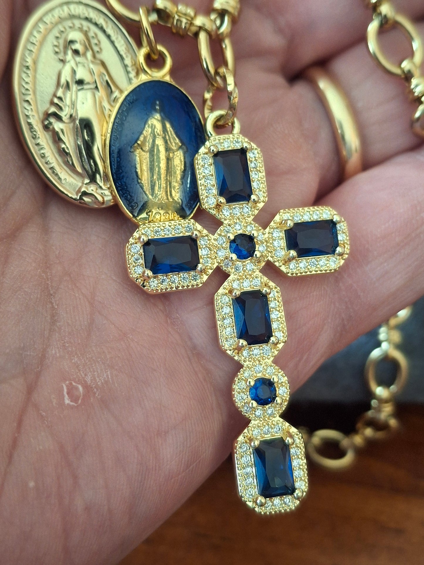 Collier chaîne acier inoxydable stainless steel 316 grand croix baroque plaqué or 18K serti cristal et zirconium AAA, madone