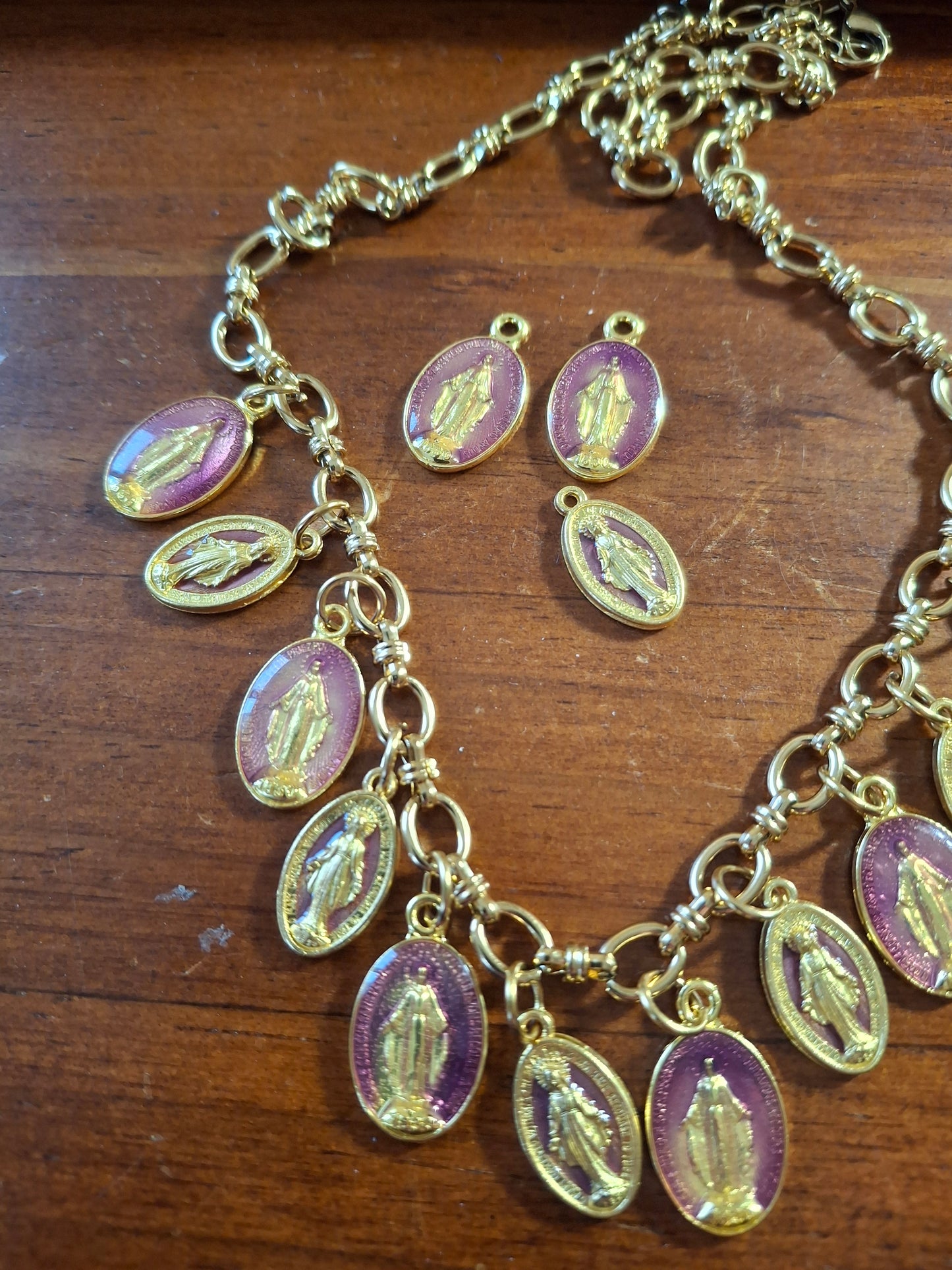 Verstellbare Panzerkette aus Edelstahl 316 mit vergoldeten Madonna-Anhängern aus Kupfer und Messing, handgefertigt