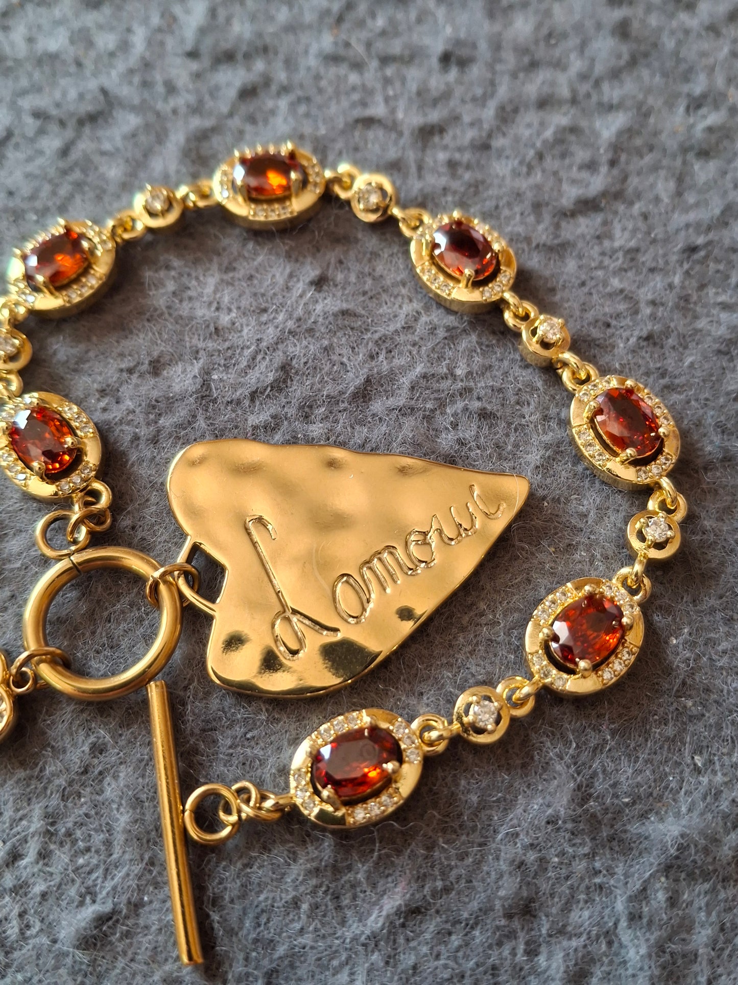 Bracelet maille gourmette stainless steel serti cristal rouge/ orange, grand cœur et clef stainless steel 316 fermoir toggle handmade