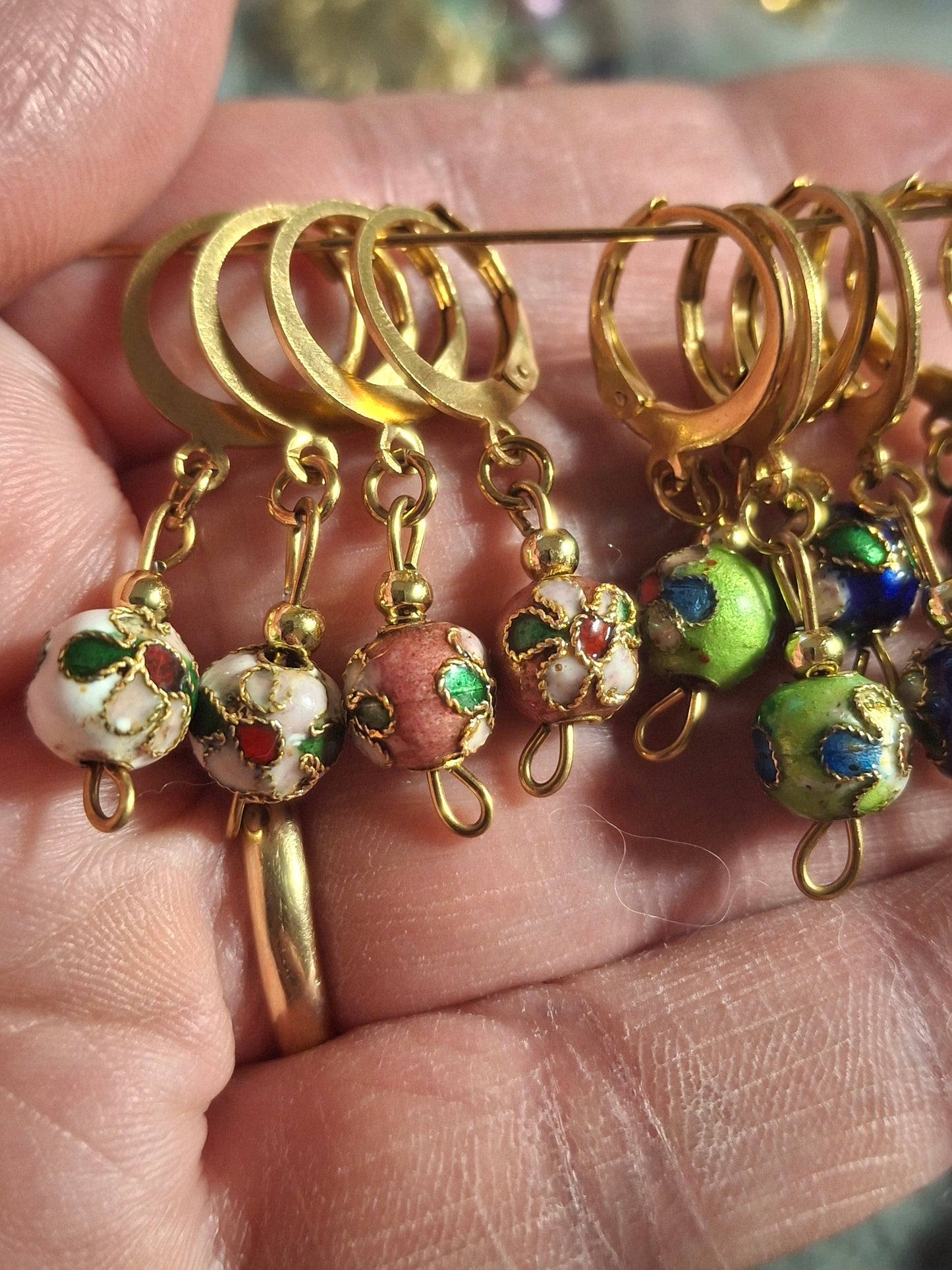 Boucles d oreilles mini creole et perle en émail cloisonné handmade