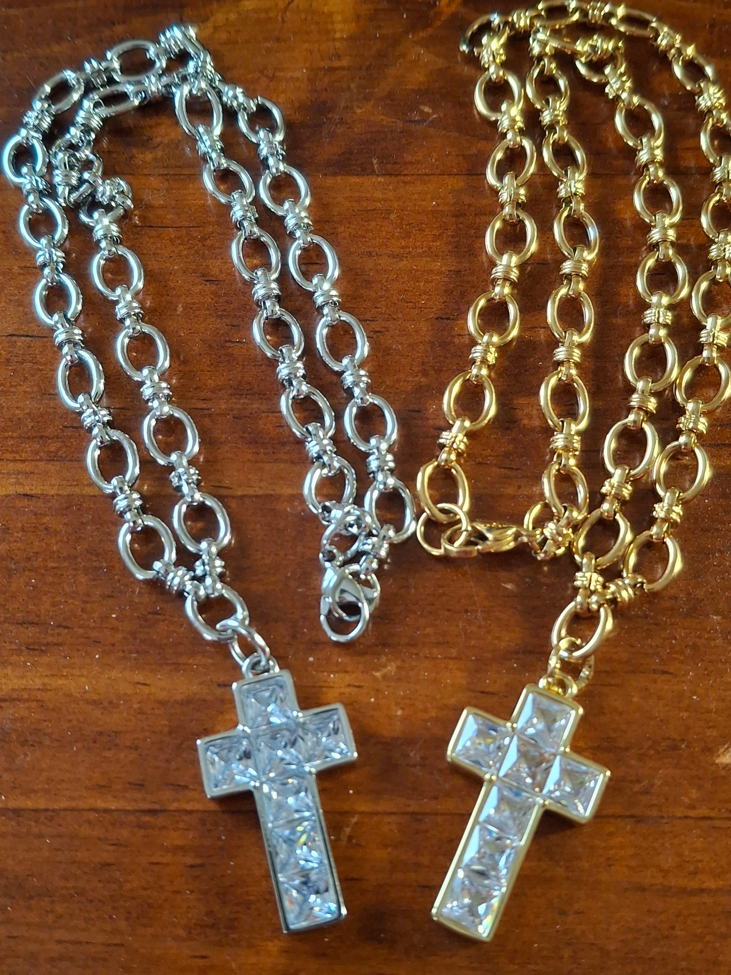 Sehr schöne Halskette aus Edelstahl 316, polierter Anhänger in Kreuzform aus Edelstahl 316.