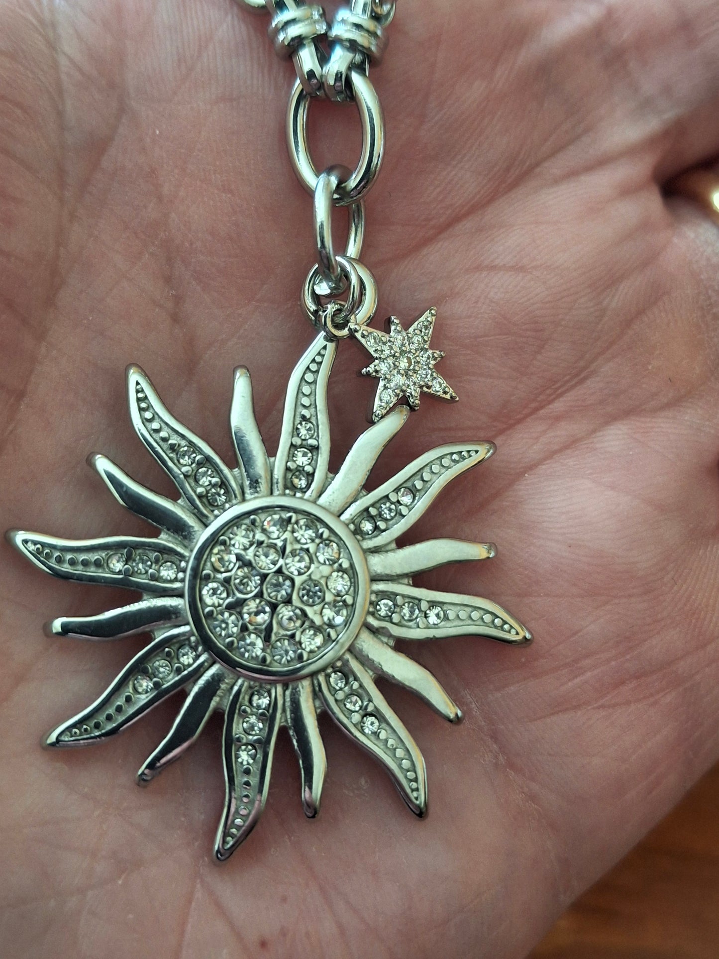 Sehr schöne Halskette, silberne Gliederkette, Edelstahl 316, großer polierter Sonnenanhänger aus Edelstahl 316