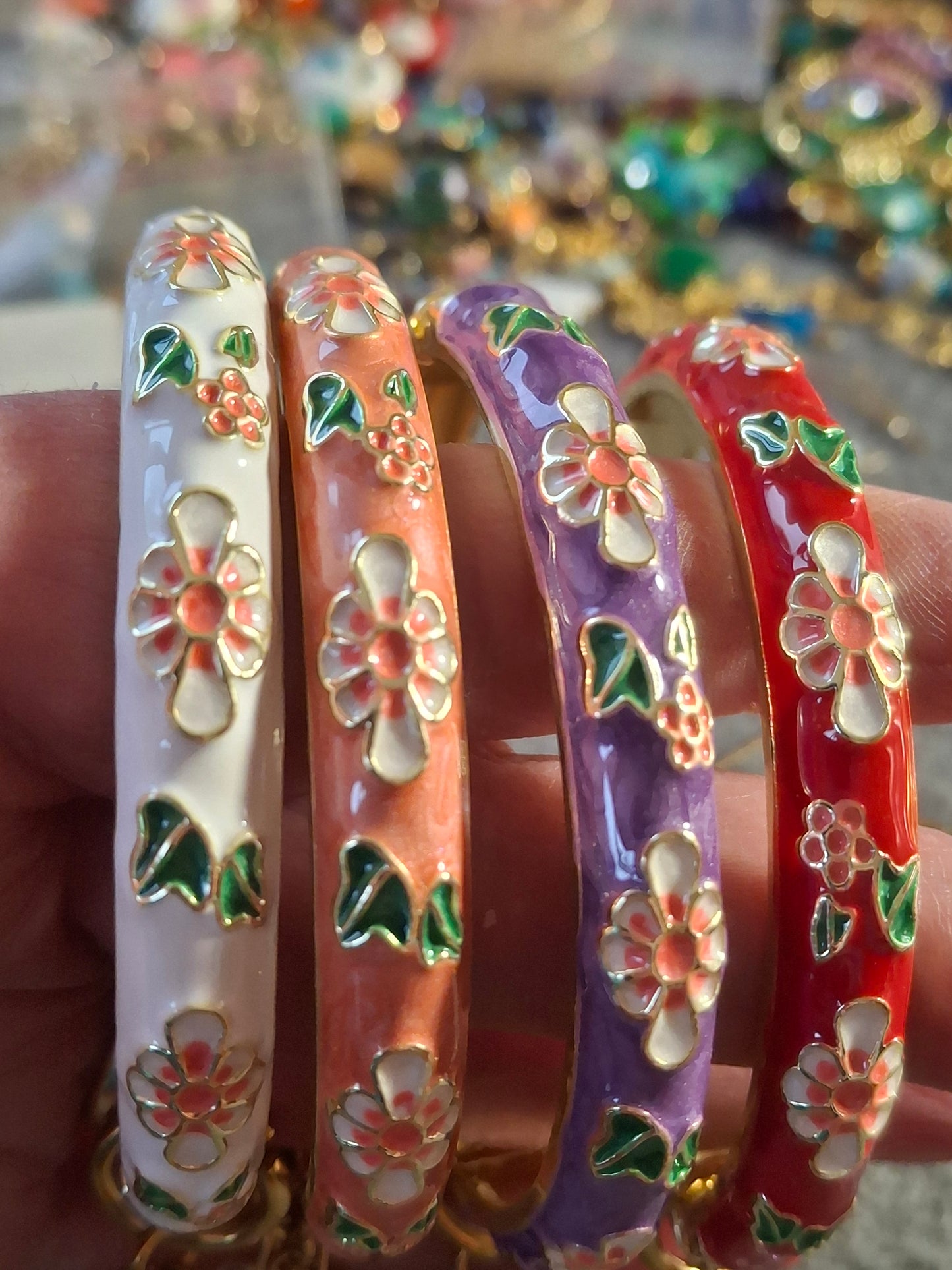 Joli jonc rigide à ressort en email cloisonné et breloques