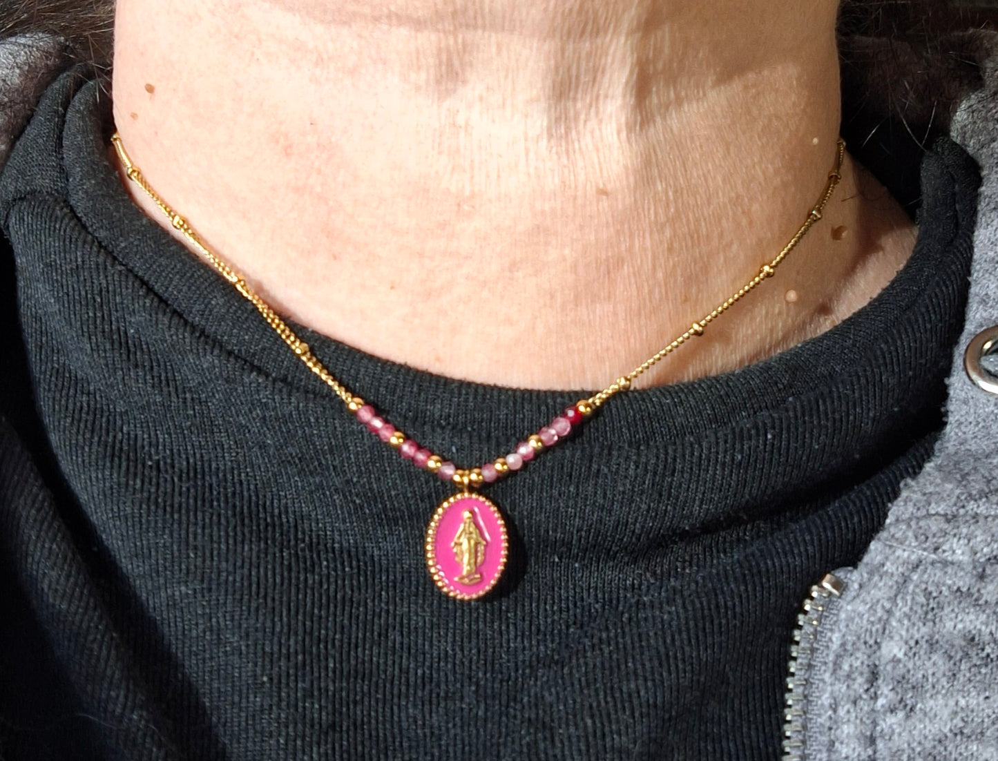 Gold-plated stainless steel 316 chain necklace with pearls and a stainless steel 316 Madonna pendant.