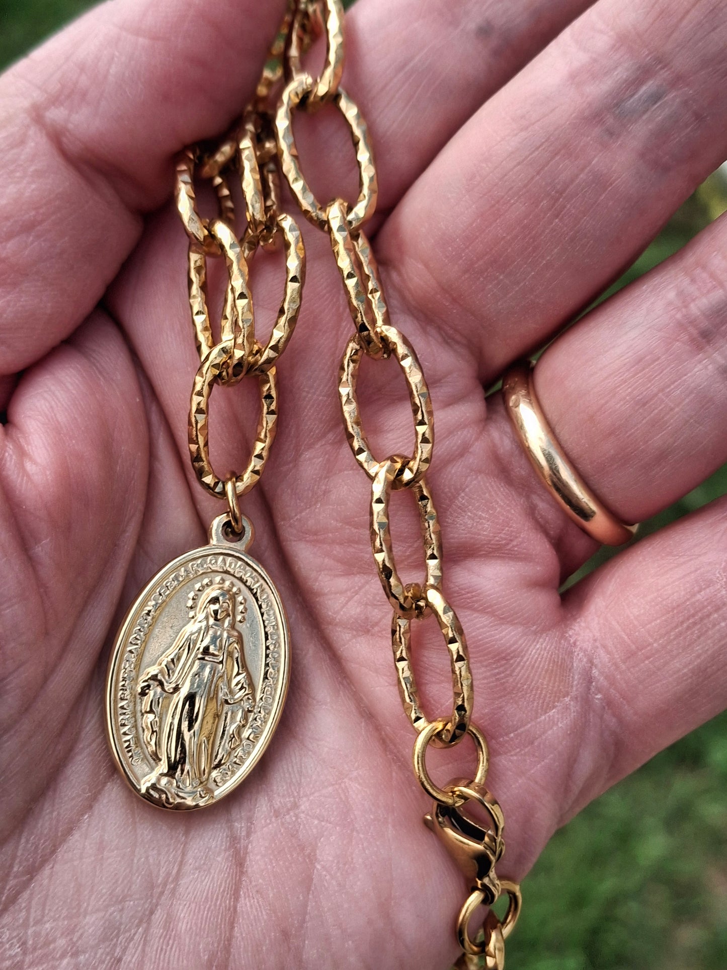 Collier très belle chaîne acier inoxydable stainless steel 316 martelée grand pendentif madone, vierge miraculeuse stainless steel 316 poli ajustable réglable