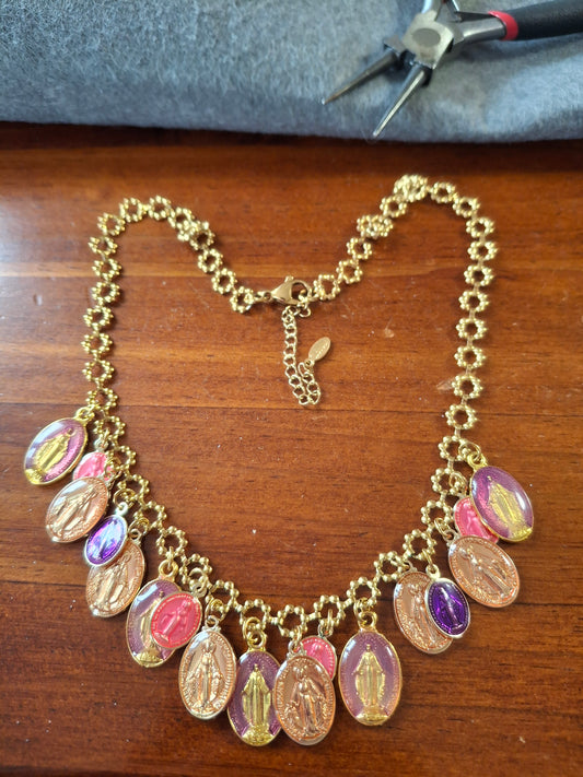 Collier chaîne dorée acier inoxydable stainless steel motif fleur et breloques madone handmade réglable