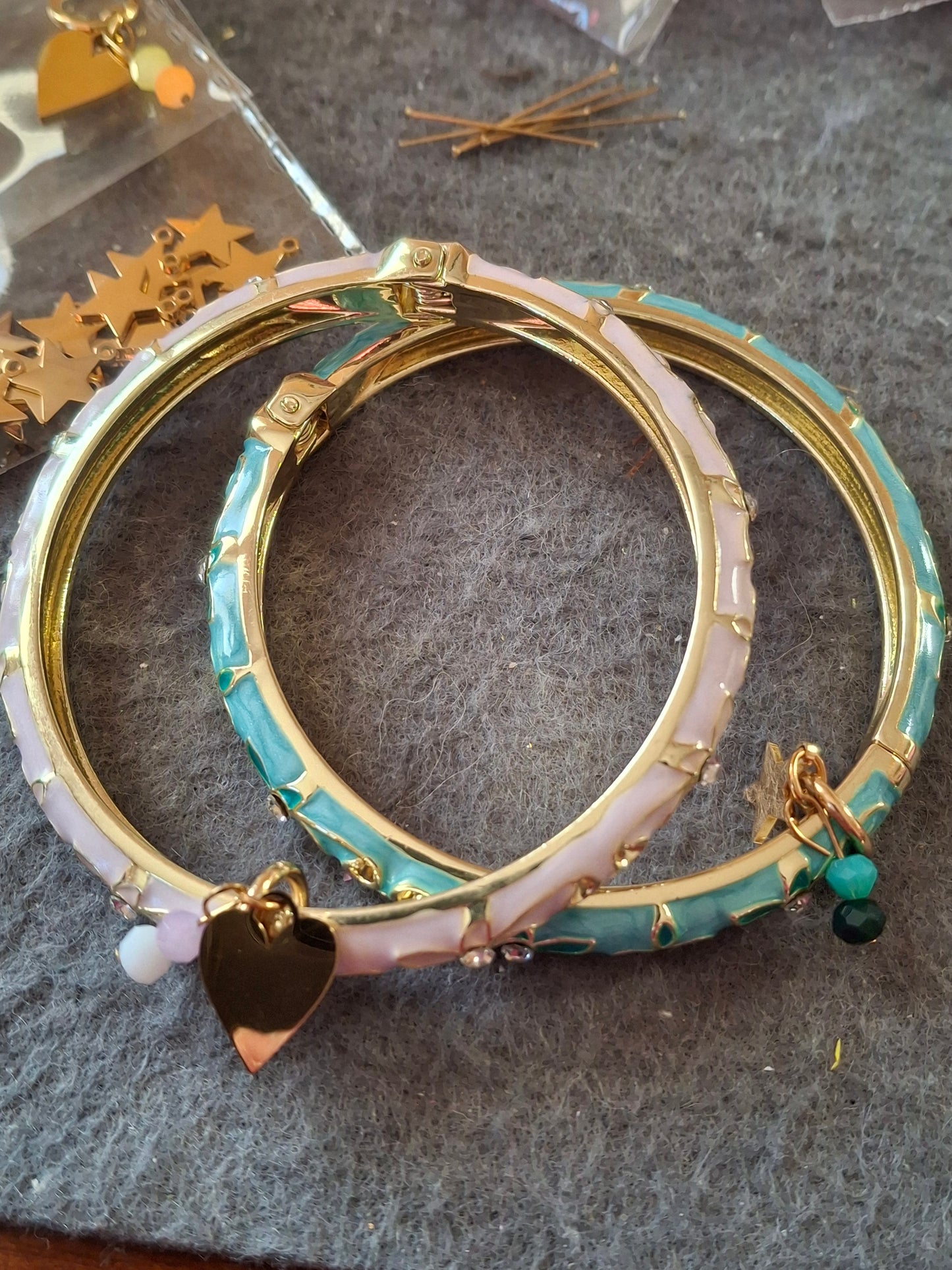 Joli jonc rigide à  ressort en email cloisonné serti zirconium plaqué or 18K